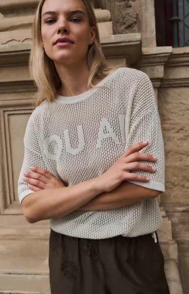 open-knit-top-with-short-sleeves-and-artwork_62c71711-b50a-44ef-90a3-17c27dd23325
