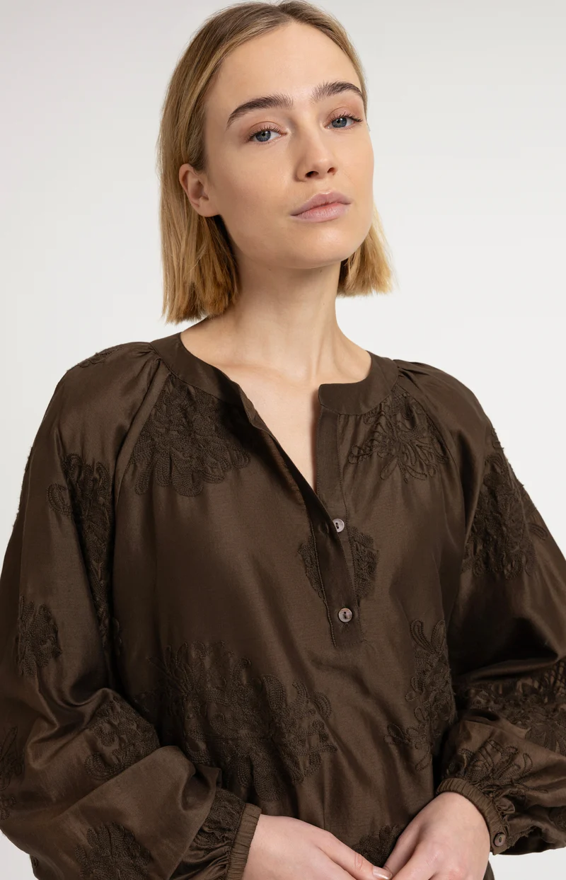 embroidered-blouse-with-long-sleeves-and-loose-fit-1_de8d9927-d973-439b-a74d-0ea0bbc85a6d